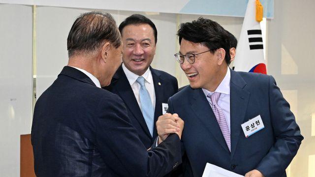 [포토] 인사 나누는 황우여·윤상현