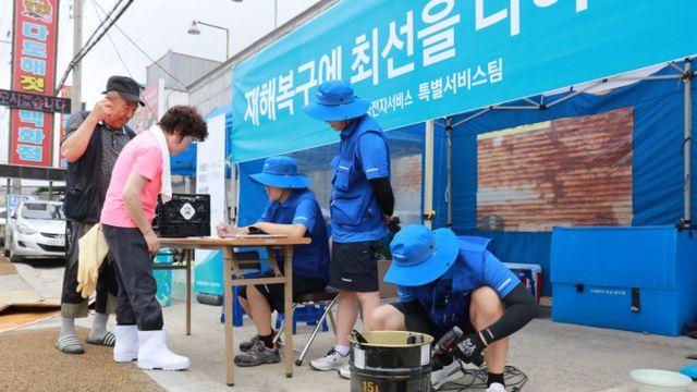 침수가전 고치고 구호물자 나르고… 수해복구 팔 걷은 기업들