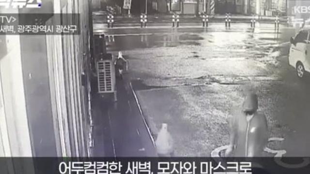 돌로 유리창 깨고 2분만에 금은방 턴 20대 여성.jpg