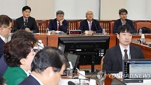 행안위 '전국민 25만원' 공방…