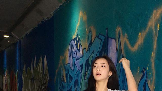 원피스 안에 바지 입었네...  최예빈, 유니크한 레이어드룩