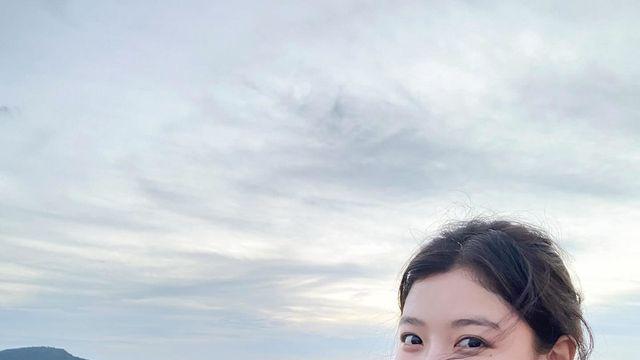김유정, 여름의 청량함을 담은 휴가룩으로 주목받다