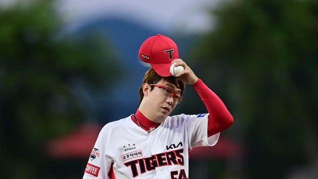 ‘피치컴 착용’ 양현종 올 시즌 첫 5이닝 이전 강판…4이닝 5실점 노디시전