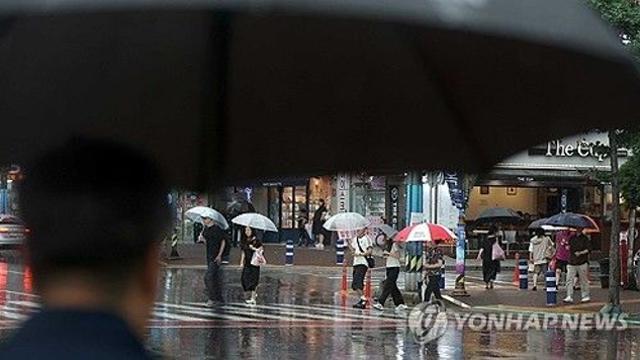 [내일날씨] 전국 흐리고 비…중부 호우, 남부·제주 무더위
