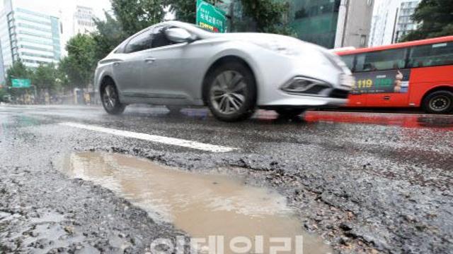 밀양서 SUV-화물차 충돌… SUV 운전자 숨져