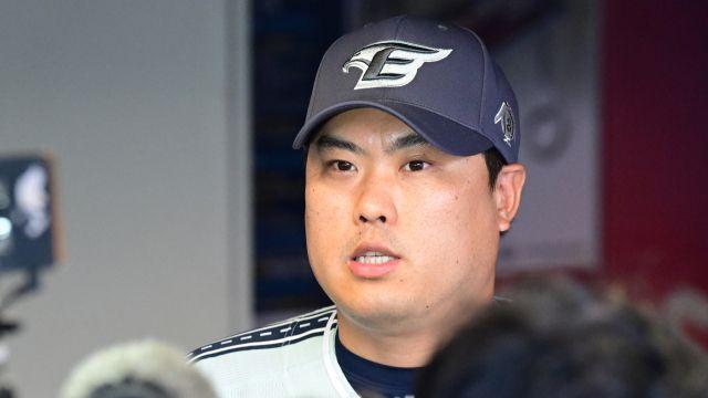 류현진 1회 악몽의 32구, 피치컴 적응의 시간이었나…자기주도 볼배합 실패? 2회부터 완전히 달랐어[MD창원]