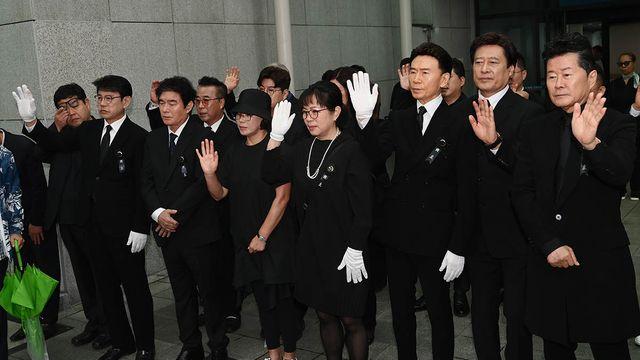 '트로트 천왕' 설운도·태진아 '오열'…故 현철, 존경+사랑 속 영면 (엑's 현장)[종합]