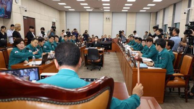 `전 국민 25만원 지급` 법안 野 주도로 행안위 통과…與 항의 퇴장(종합)