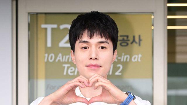 이동욱, 에너지 넘치는 블루빛 시계로 시선을 사로잡는 공항패션 완성