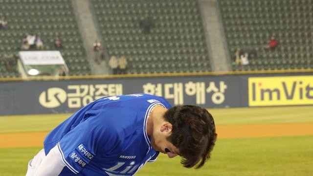 '불의의 헤드샷' 39세 포수가 허리를 숙였다, 강민호의 품격 