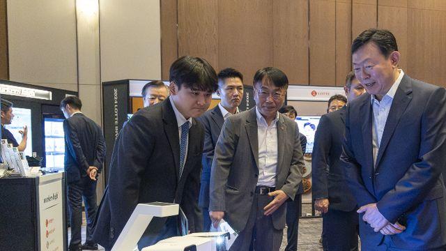 [포토] 스타트업 신기술 직접 살펴보는 신동빈 롯데 회장