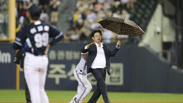 '잠실구장 관중 난입 소동' LG-두산 경기 중단…