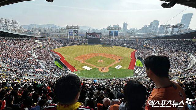'잠실 더비' 2만3750석 꽉 찼다…LG, 두산전서 14번째 홈경기 매진 [잠실 현장]
