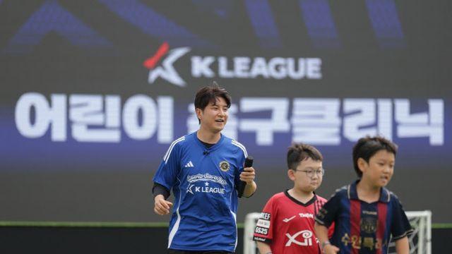 어린이들과 미소 지은 박주호, “가장 관심 큰 분야가 유소년”