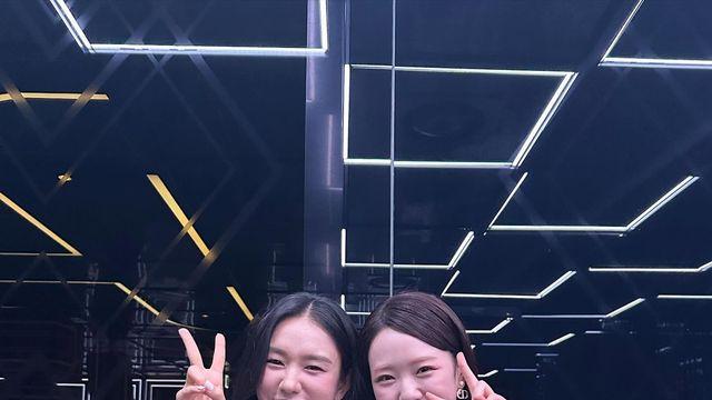 원숄더 안은진 VS 오프숄더 지예은, 청룡 시리즈 어워즈에서 빛나는 비주얼