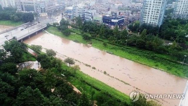 숨이 턱턱…'도깨비 장마' 물러나자 습한 폭염wow