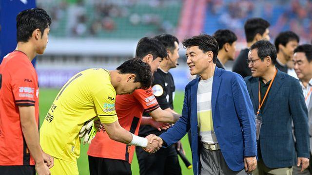 강릉서도 '홈 전 경기 출석!' 김진태 도지사, 강원 4-0 대승 보며 