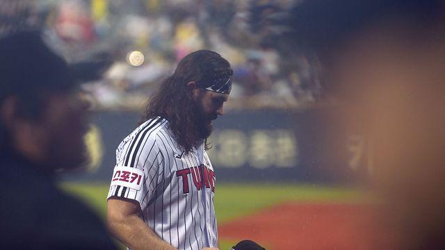 이렇게 작별이라니…'켈리 고별전' 두산-LG, 99분 중단 끝 결국 3회 우천 노게임 [잠실 현장]