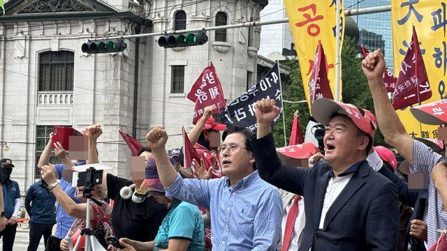 부방대, 투표권 수호 위해 주먹 ‘불끈’…제3회 4·10총선 수사촉구 인간띠 시위