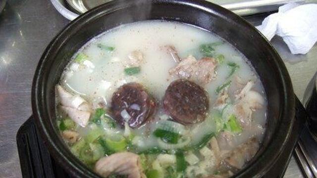 거르는 순대국밥집