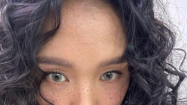 오마이걸 미미, 주근깨 메이크업과 핑크 원피스로 화사한 여름 스타일 완성