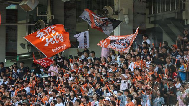 팬들이 리그 역사 새롭게 쓴 날, 허무하게 무너진 한화...'불펜 방화'에 연패 탈출 실패 [대전 현장]