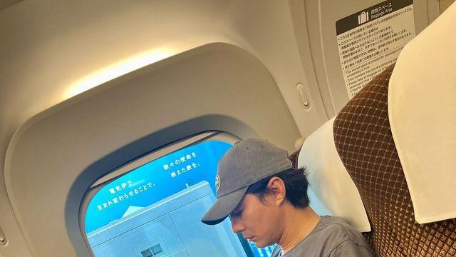 기차에서, 역에서, 거리에서... 조인성, 캐주얼한 매력으로 일상 속 스타일링 완성
