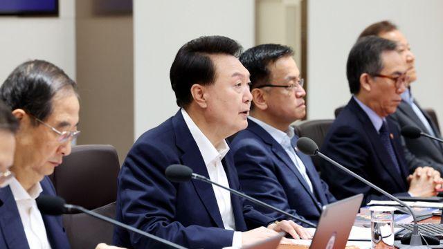 尹, 체코 원전 특사 파견 검토…