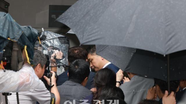 김범수 영장심사 4시간 만에 종료…나갈 때도 묵묵부답