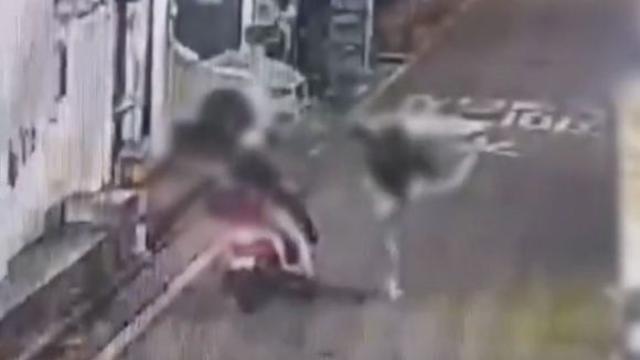 달리는 오토바이에 '묻지마 폭행'?…살려달라는 비명에도 계속 위협