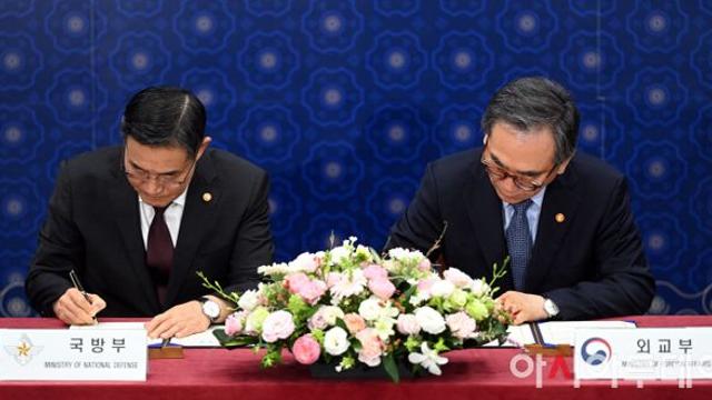 [포토]업무약정서에 사인에 사인하는 조태열-신원식 장관