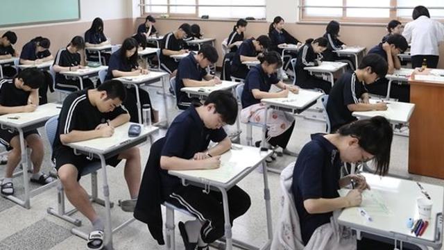 현직 고등학교 교사, 2억 5000만원 받고 학원에 문제 팔았다