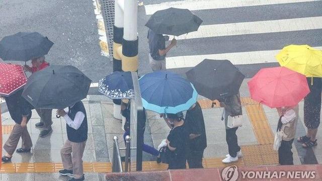 [날씨]오늘 오전까지 수도권·강원 장맛비…전국 곳곳 폭염특보·열대야