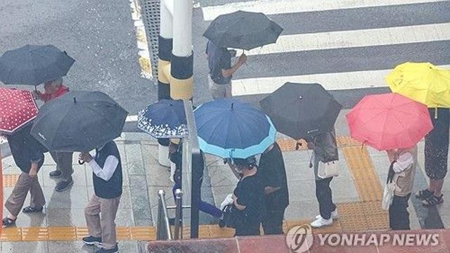 [날씨] 오전까지 수도권·강원 장맛비…전국 곳곳 폭염특보·열대야