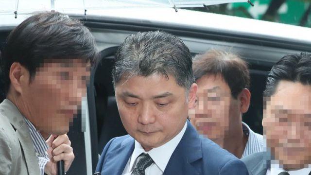 '구속 위기' 카카오 김범수, 법원 출석… 취재진에 묵묵부답