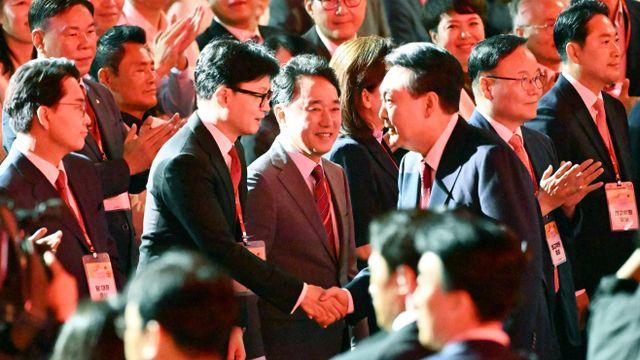 尹대통령, 한동훈 신임 대표와 통화 