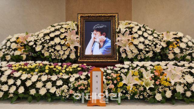 '배움의 밭' 일구고 떠난 김민기 학전 대표, 오늘 발인