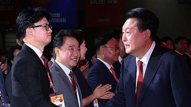 尹대통령, 한동훈 신임 대표와 통화해 당선축하 덕담