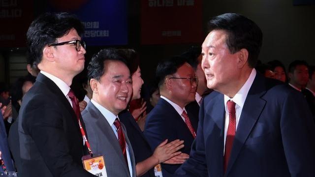 [아주경제 오늘의 뉴스 종합] 한동훈 당 대표 당선 직후 윤 대통령에게 먼저 전화 