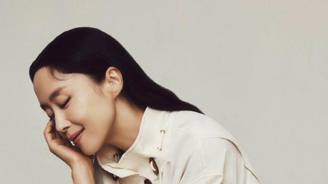 전도연, 계절을 앞서가는 패션…가을의 우아한 여인