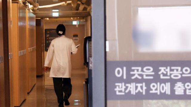의대 교수 '지도 거부' 움직임… 뾰족한 대응책은 '아직'