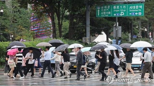[날씨] 오늘 무더위 속 곳곳 소나기…중부·경북북부 아침까지 강한 비