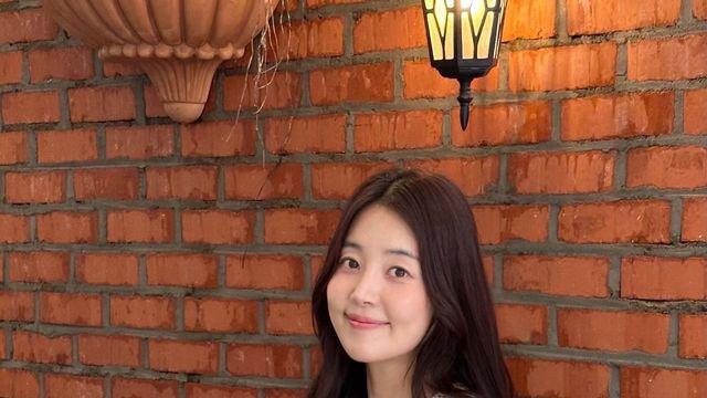 한지혜, 세련된 트위드 룩으로 뽐낸 각선미