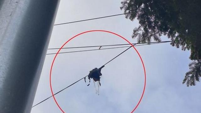 전선에 걸리고 학교 운동장서 발견…인천서도 北풍선 신고