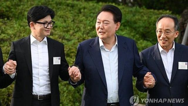 윤석열-한동훈, 용산에서 '대화합의 만찬', 삽겹살·모둠쌈에 러브샷 했지만...