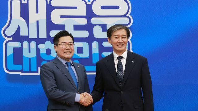 [포토] 손잡은 박찬대 당대표 직무대행과 조국 신임 대표