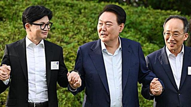 삼겹살 만찬… 한동훈과 악수한 윤석열 대통령  “수고 많았다”
