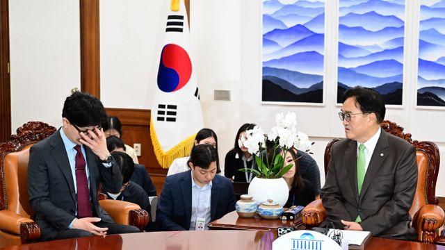 [포토] 한동훈 국민의힘 신임 대표 접견하는 우원식 국회의장