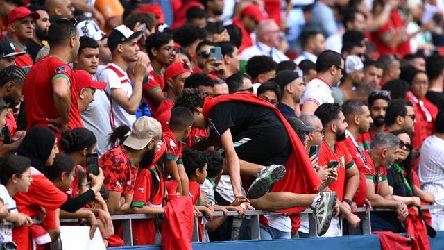'시작부터 개판' 관중 난동→중단→4시간 짜리 축구 [파리 2024]