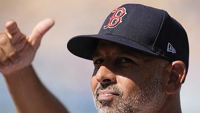 MLB 보스턴, 코라 감독과 3년 연장 계약…총액 302억원